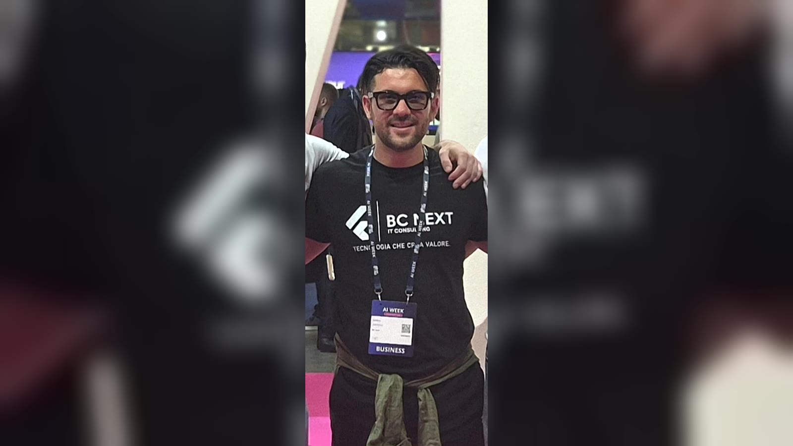 Il CEO di BC Next Srl all'AI Week con la maglia BC Next IT Consulting - tecnologia che crea valore