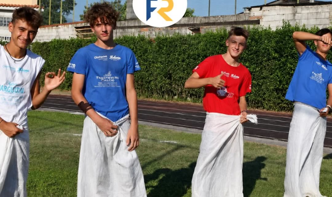 Ragazzi in gara nella corsa con i sacchi alle Olimpiadi Victoria di Frosinone