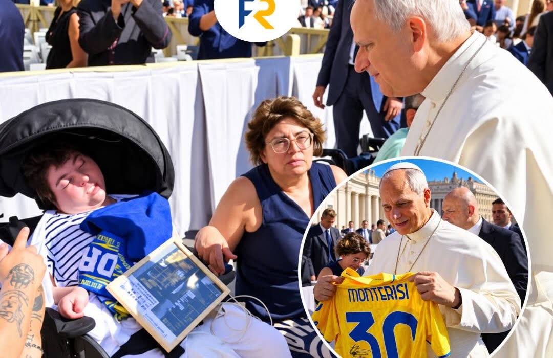 Papa Leone XIV stringe tra le mani la maglia giallazzurra del Frosinone dedicata a Ilaria