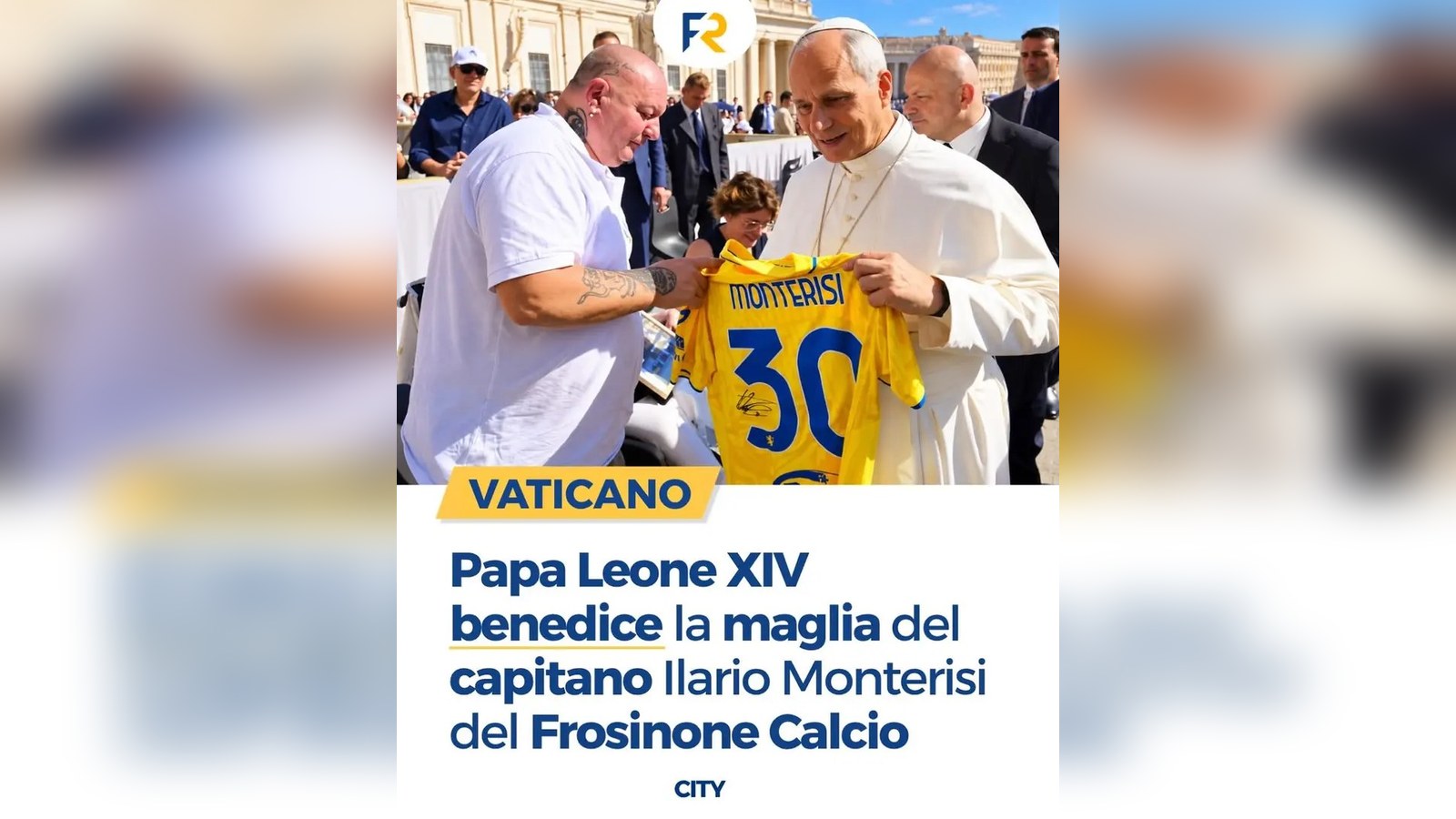 Papa Leone XIV benedice la maglia giallazzurra del capitano Ilario Monterisi in piazza San Pietro