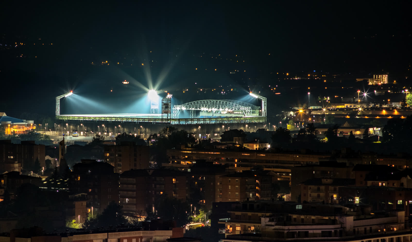 Lo stadio Benito Stirpe illuminato di notte sopra la città di Frosinone
